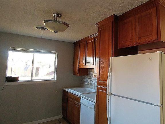 3rd image of 1016 W Highway St