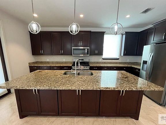 5th image of 211 Palm Valley Cir