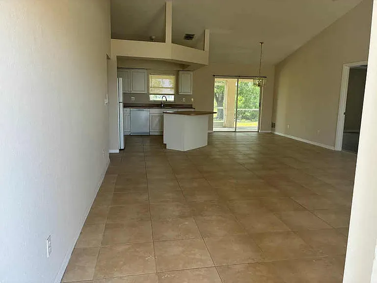2904 NW 8th Ter — Photo 5