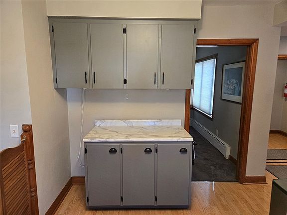 5th image of 460 Elm Avenue W