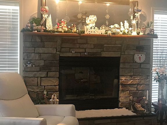 Gas fire place with logs