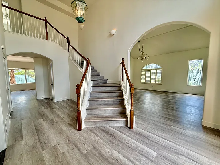 401 Hickoryhill Dr — Photo 2