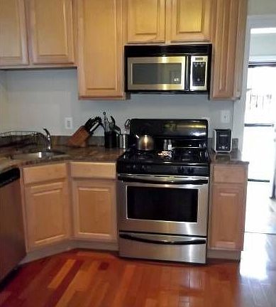 Kitchen w/ gas stove