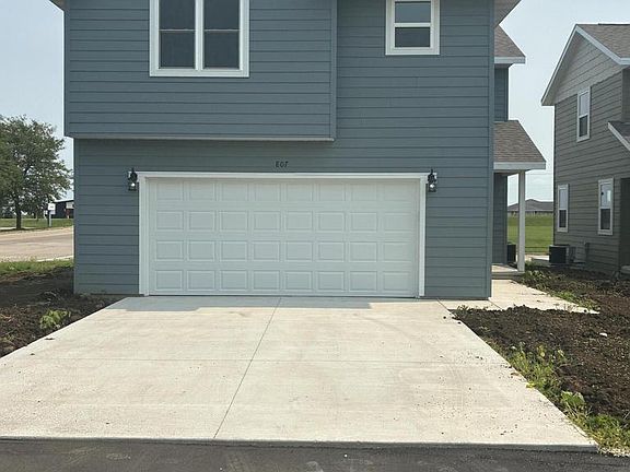 3rd image of 807 Arthur DRIVE