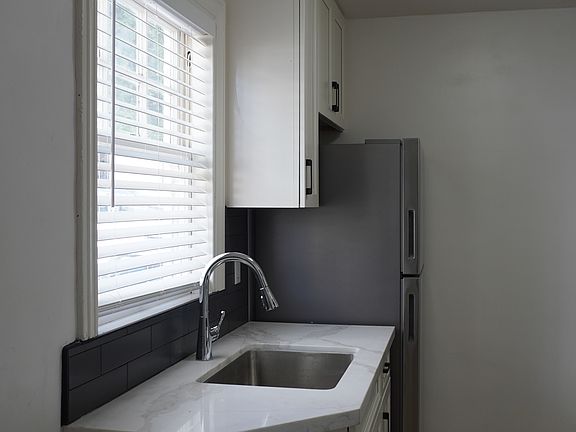 2nd image of 1625-1627 Jones St #1625A
