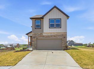 1424 SE Vantage Point Dr, Lees Summit, MO 64081