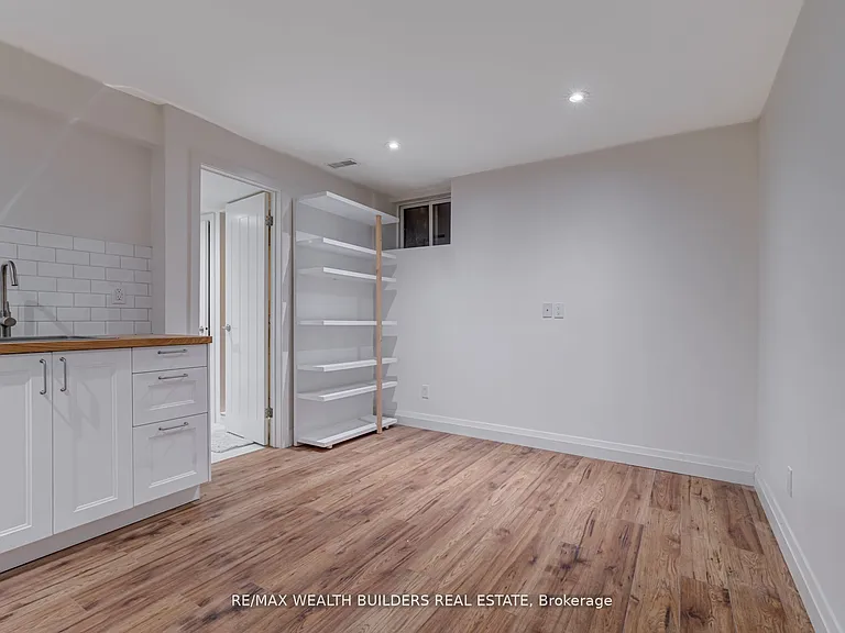 172 Indian Road Cres #LOWER — Photo 3