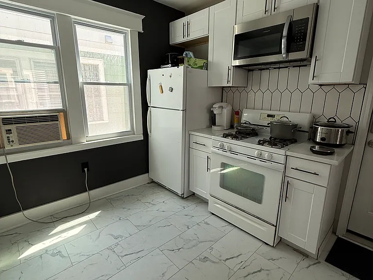 76 Sterling Ave — Photo 3