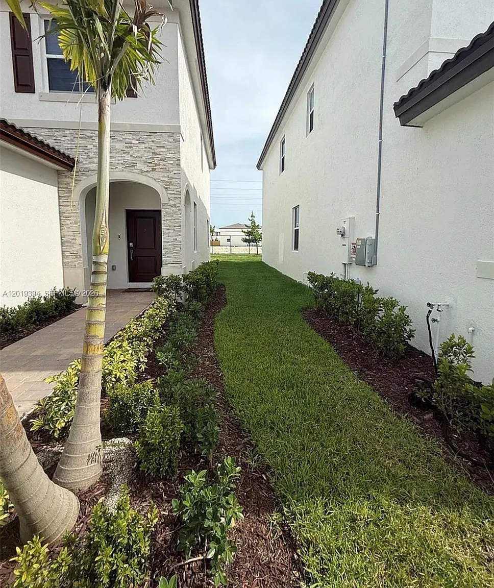 3 bed, 2.5 bath, $2,999 — Photo 2