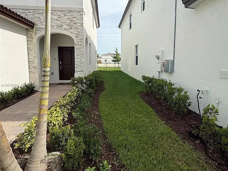 2584 SE 25th Ct — Photo 2