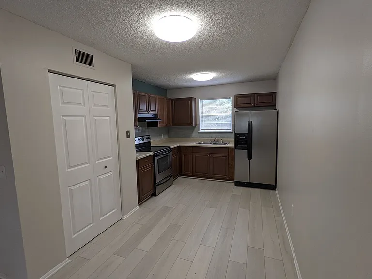 323 Olmstead Dr — Photo 5