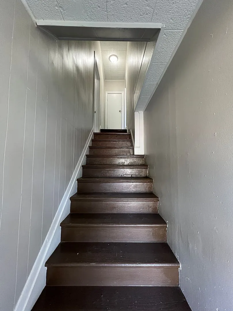 Duplex *upstairs* Leasing Special Available* — Photo 2