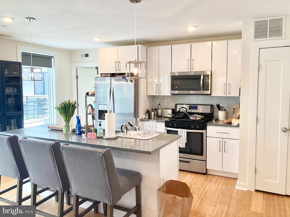 1st image of 1834-36 Vineyard St #4
