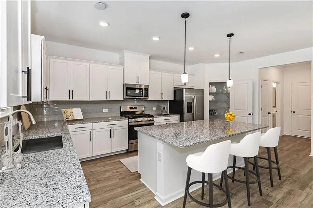 4 bed, 2.5 bath, 2714 sqft, $3,045 — Photo 2