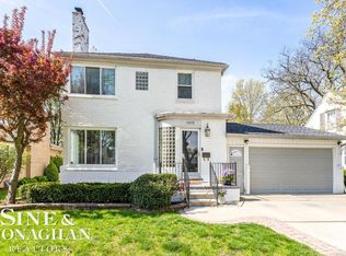 1075 Hawthorne Rd, Grosse Pointe Woods, MI 48236