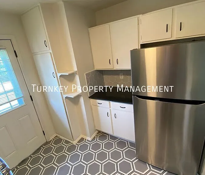 623 Sherman St — Photo 2