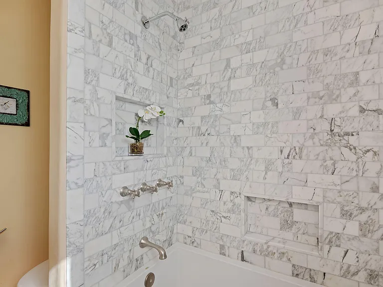 224 W Cota St — Photo 18