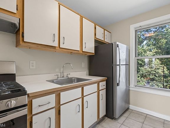 5th image of 939C E Front St #104