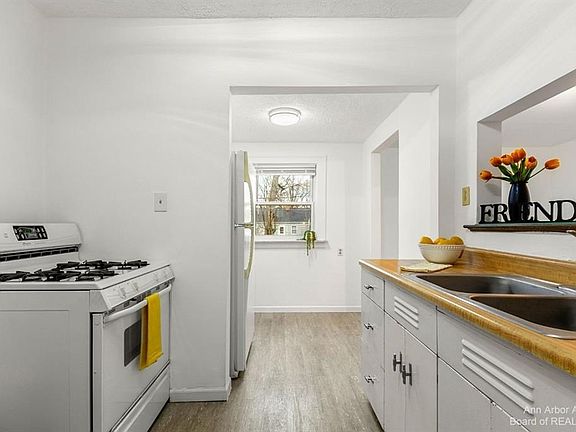 4th image of 2735 Maplewood Ave