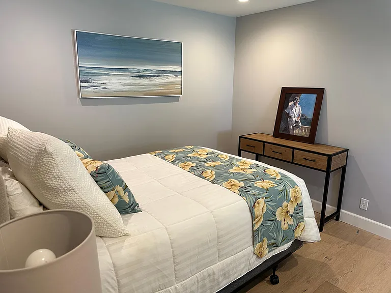 Guest bedroom. Queen bed