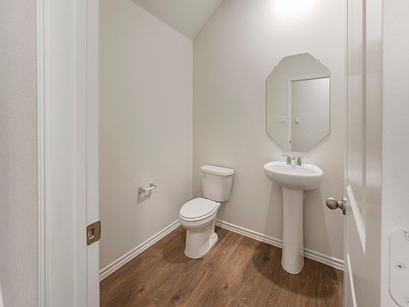 4th image of 1806 Bluebonnet Ln