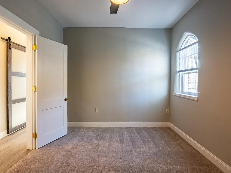 535 W Berry St #2 — Photo 28