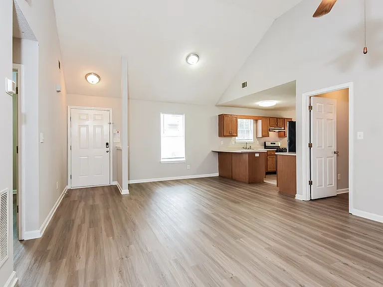 1560 Wembley Dr — Photo 4