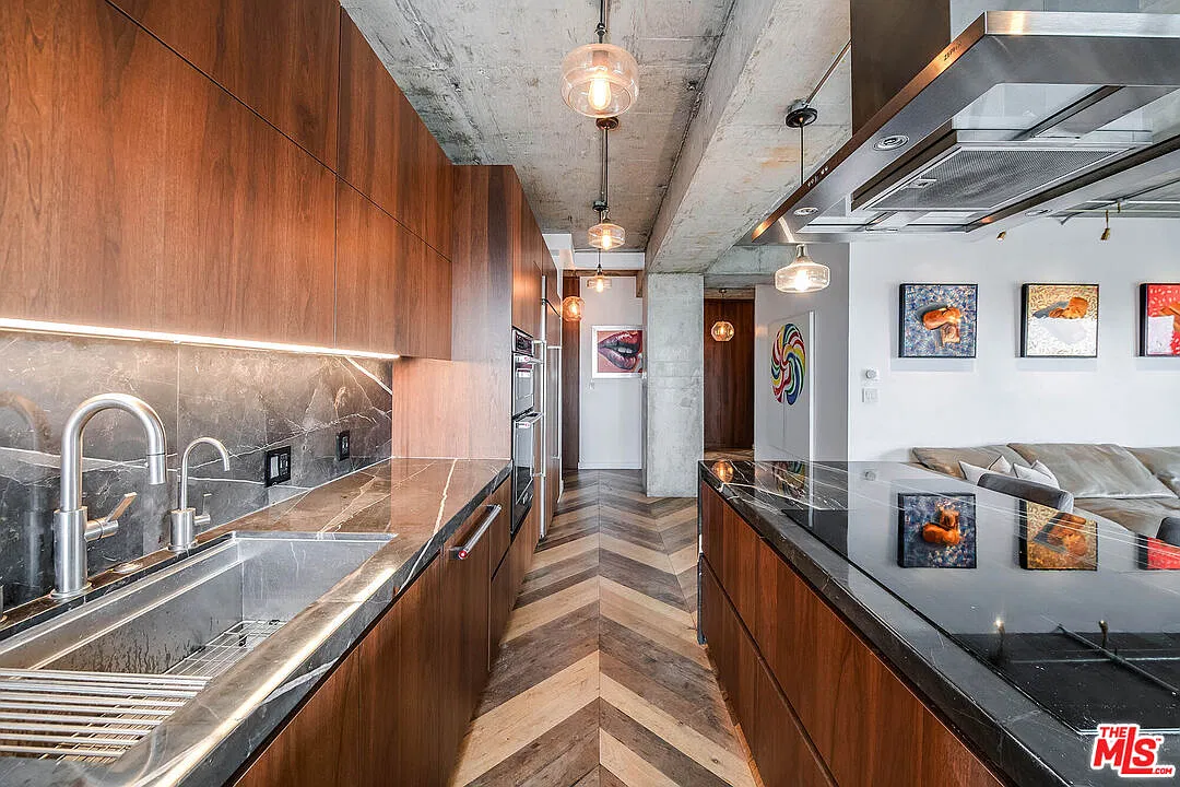 2 bed, 2.0 bath, 1200 sqft, $6,900 — Photo 3