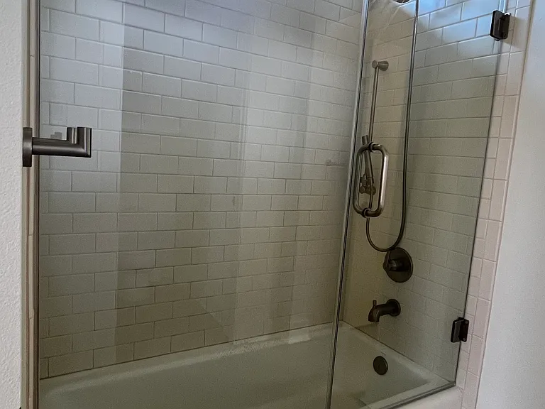 Jack & Jill Shower/Tub