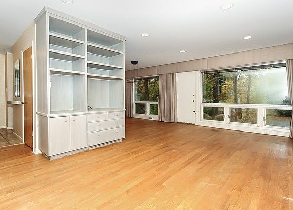 5th image of 3150 Summit Ave