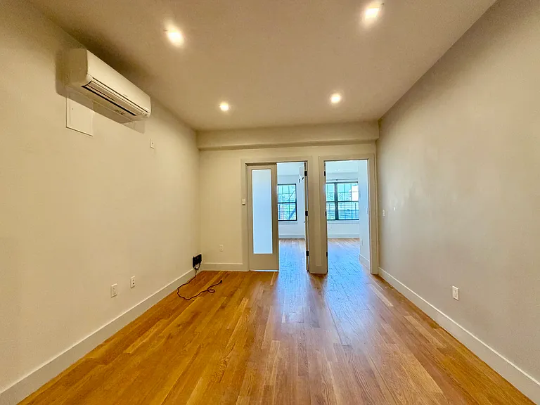 239 Scholes St #2F — Photo 3