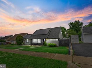 85 Buttonwood Ln, Levittown, PA 19054
