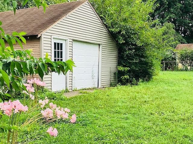 2nd image of 565 W Kemper Rd
