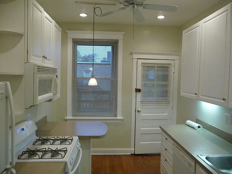 914 W Belle Plaine Ave — Photo 6