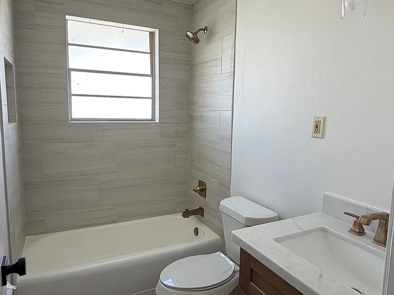 812 Richard St — Photo 5