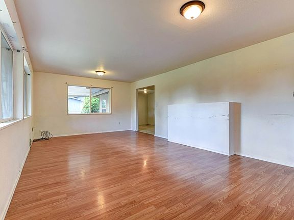 4th image of 4115 81st Pl NE
