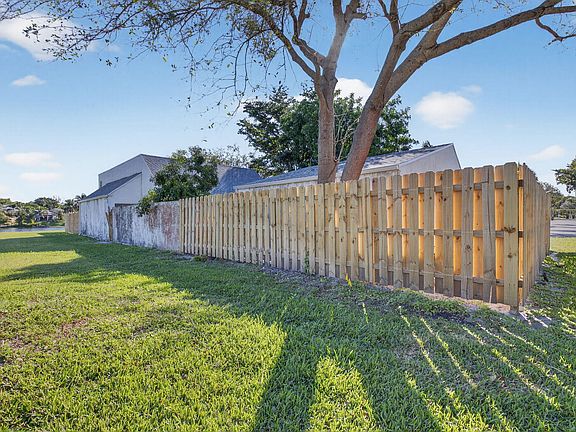 4th image of 905 NW 21st Way