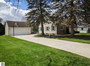 1003 Glencoe Rd, Alma, MI 48801