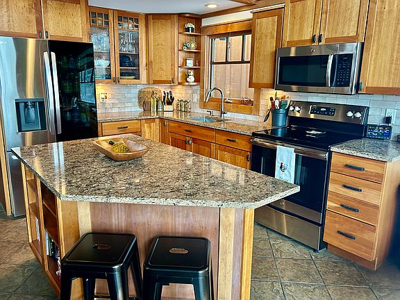 Beautiful updated well equipped kitchen.