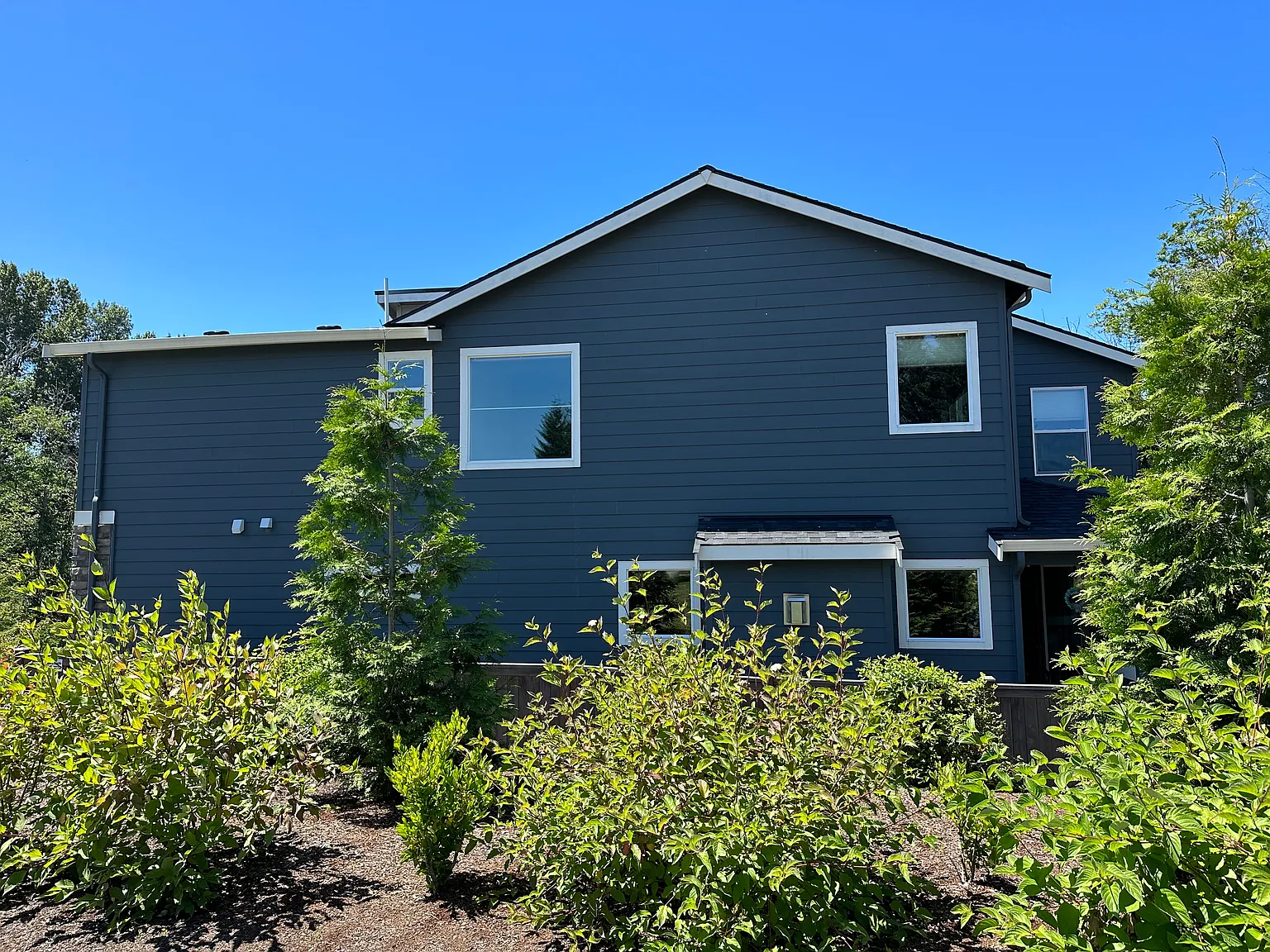 5 bed, 2832 sqft, $4,295 — Photo 3