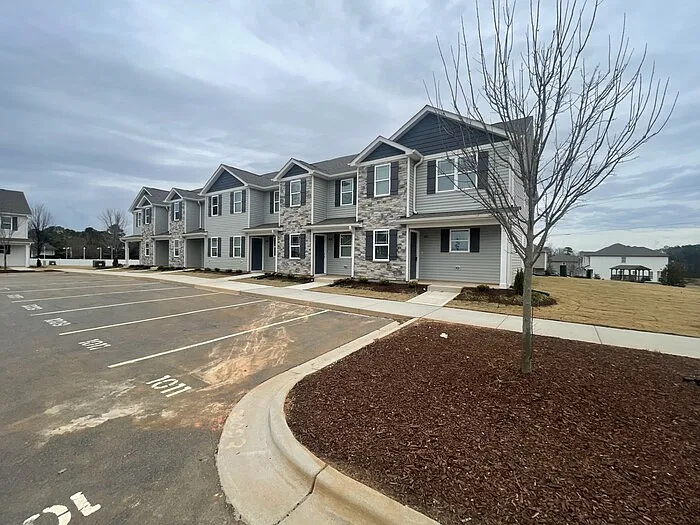 1006 Peony Ln — Photo 3