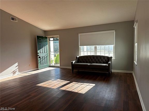 3rd image of 6831 Farmingdale Ln