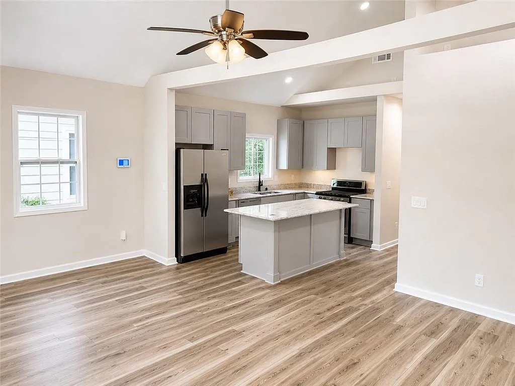 3 bed, 2.0 bath, 1137 sqft, $2,000 — Photo 3