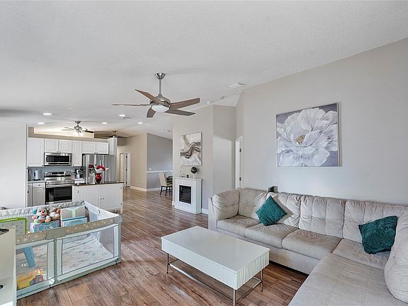 4th image of 601 NE 34th Court