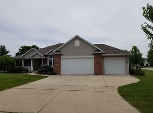 481 Meadow Wind Dr, Green Bay, WI 54311