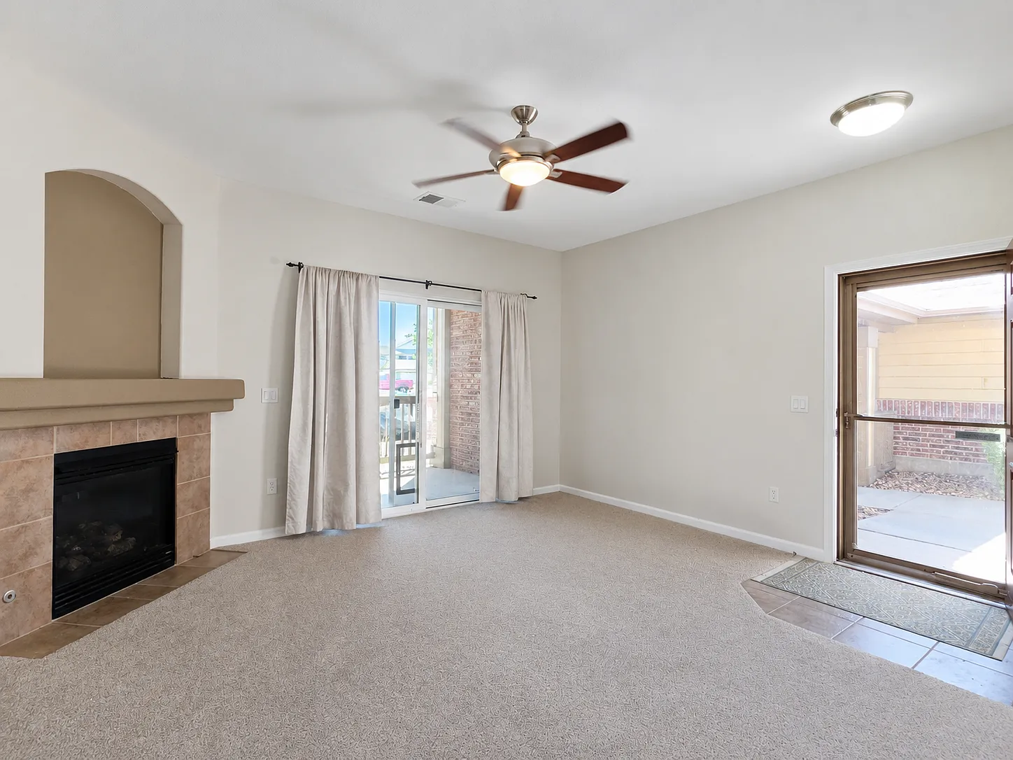 2 bed, 2.0 bath, 1084 sqft, $1,995 — Photo 4