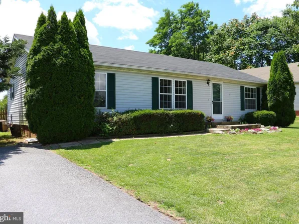 33 Savannah Sparrow Ln, Martinsburg, WV 25405