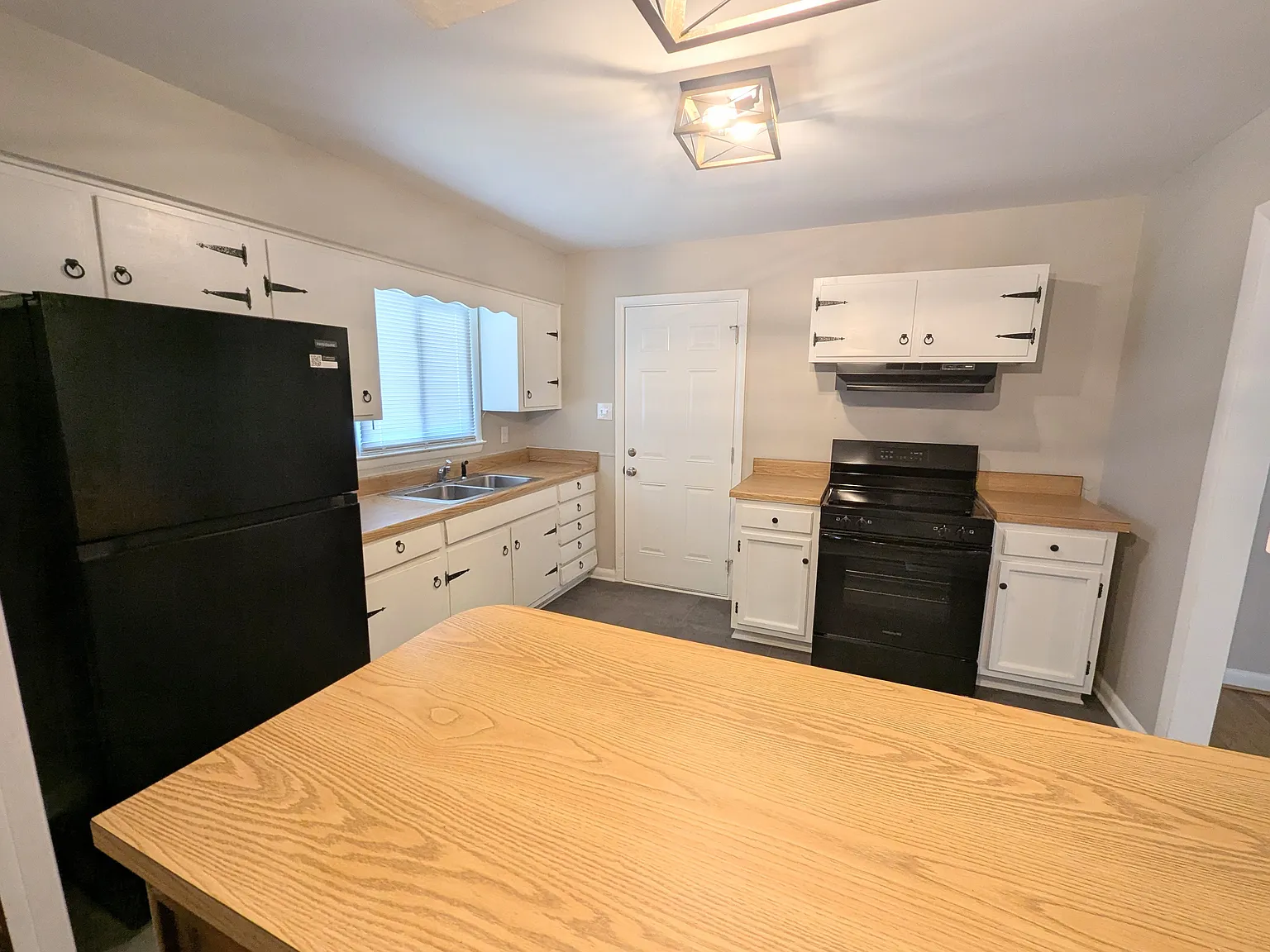 3 bed, 1.5 bath, 1144 sqft, $1,499 — Photo 3