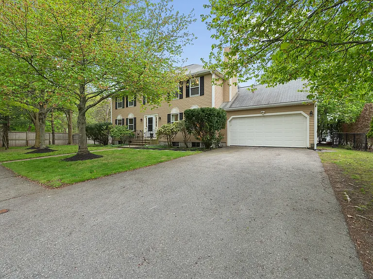 2 Minuteman Ln — Photo 2