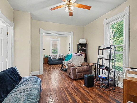 5th image of 418 Cherry St